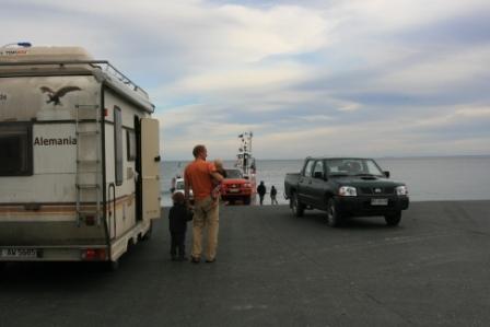 Wir warten, dass wir auf die Fhre fahren knnen